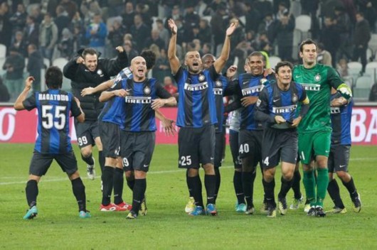 马刺客场115-102击败开拓者，福克斯37分带队取胜，展现全面实力。