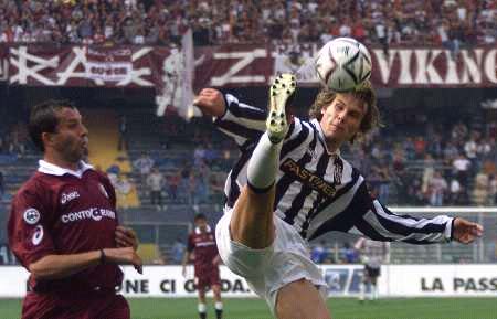 40岁后单场25+5+5场次詹姆斯达16次，历史断档第一