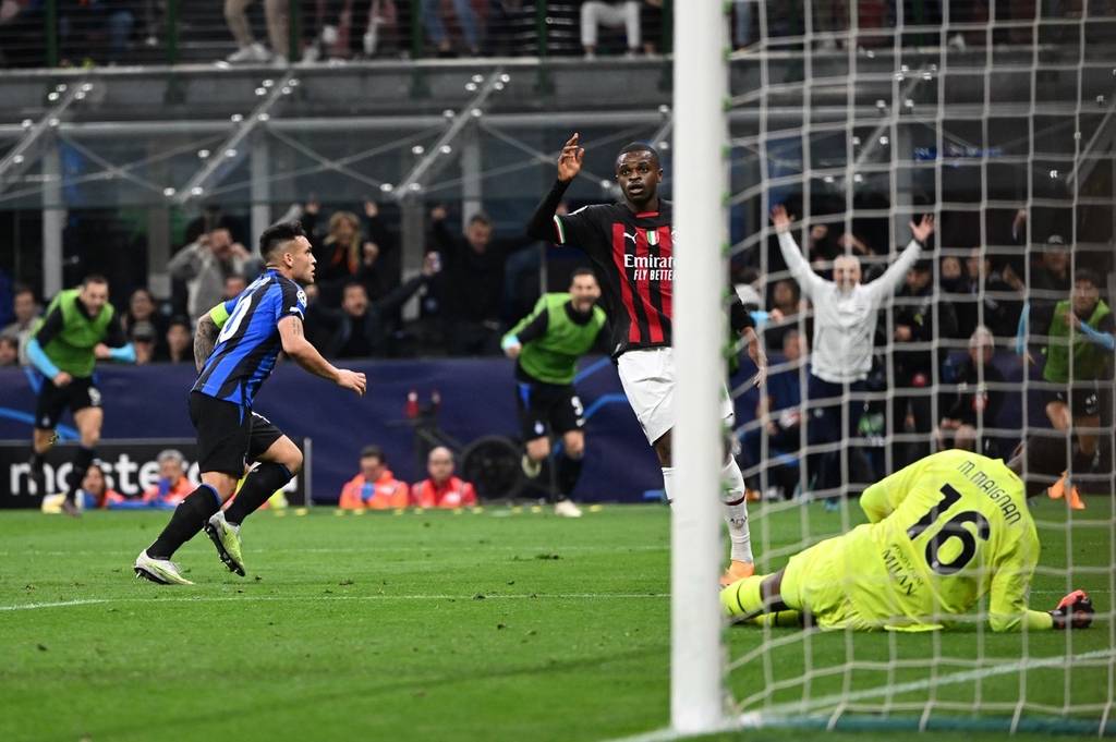 默特萨克、于大宝观战梅州U15vs浙江U15，并与小球员互动