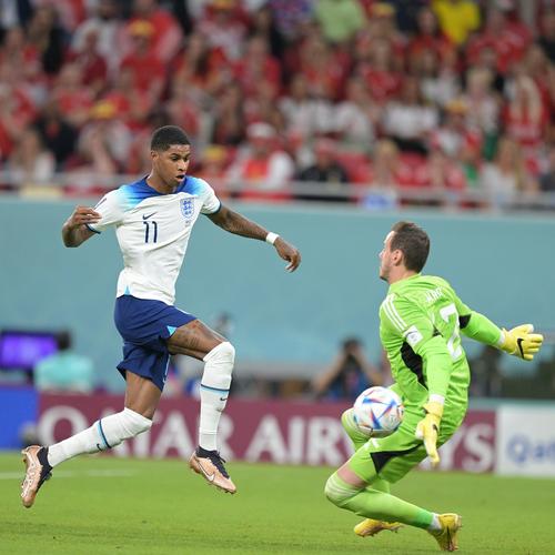 中超赛场争议判罚：VAR引发讨论,（中超判罚惹争议：VAR成焦点）