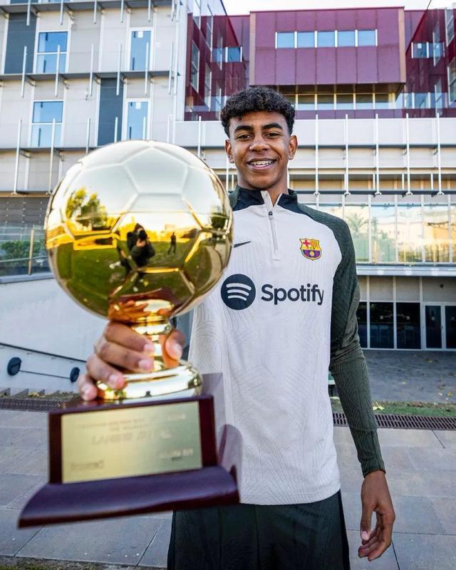 欧文背身单打得分，技术精湛