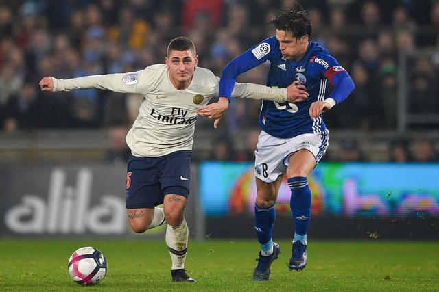 仍然深爱红军！萨拉赫出战非洲杯的护腿板上有利物浦元素（红军情未减：萨拉赫非洲杯护腿板融入利物浦元素）