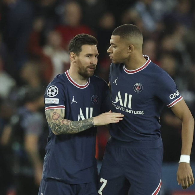 刘伟国：捧起中甲冠军奖杯很激动，明年力争在中超站稳脚跟（刘伟国：中甲夺冠激动不已，明年争在中超立足）