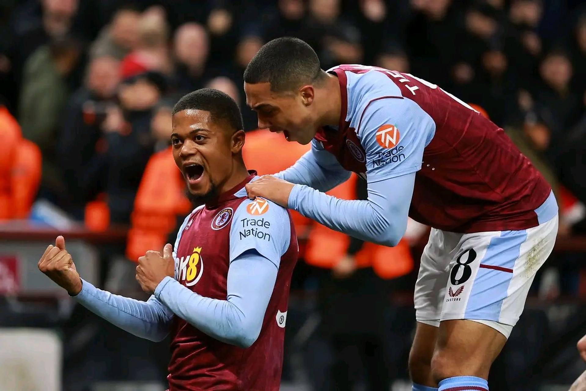 西甲半场：拉菲尼亚点射建功+中框，巴萨暂1-0十人黄潜（西甲半场战报：拉菲尼亚点球破门并中柱，巴萨暂以1-0领先十人比利亚雷亚尔）