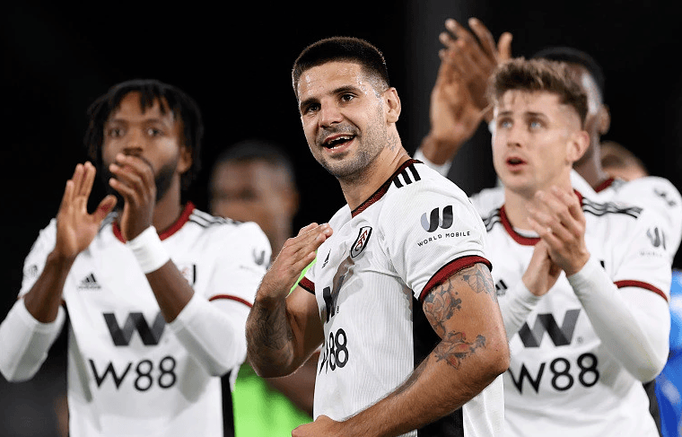 记者：曼联正在物色明年引进的防线球员，名单上大约有10人（记者称曼联已启动明年后防引援搜寻，候选名单约10人）